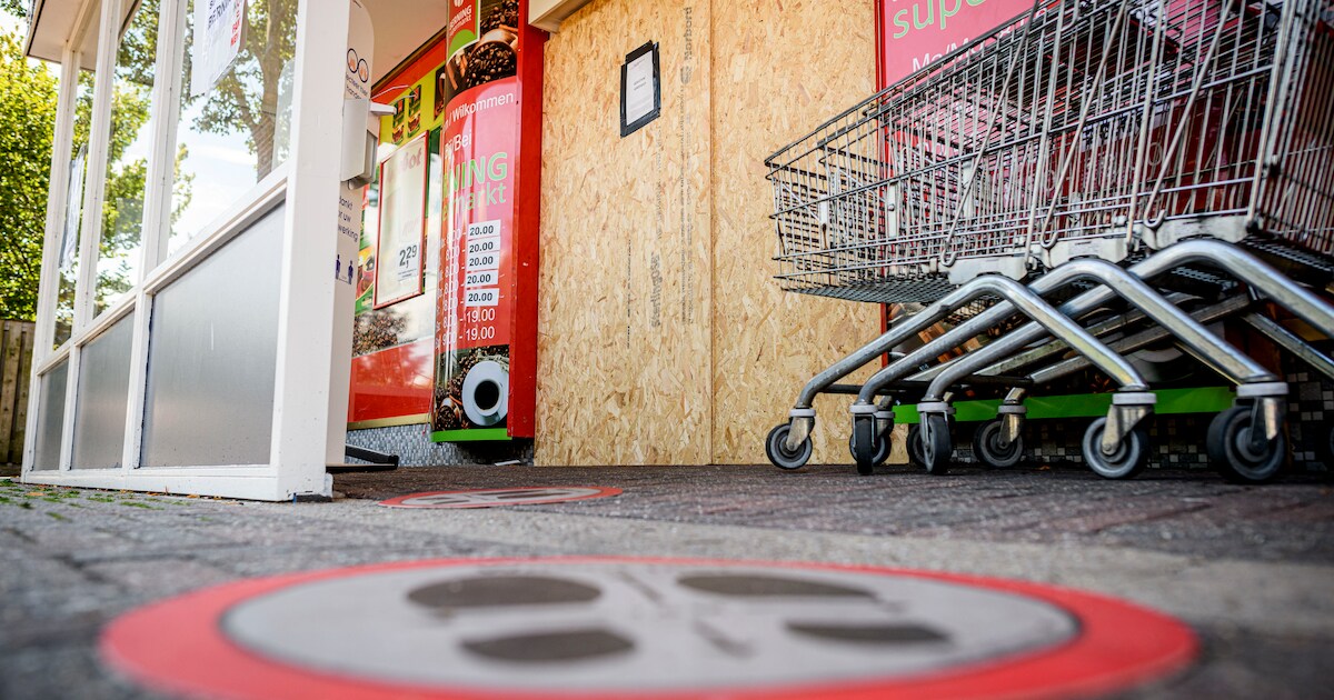 Twentse weigersupermarkt dichtgetimmerd, Duitse klanten staan voor dichte deur