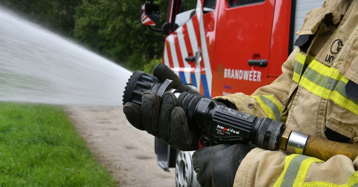 Brand op een schip op Rijndijk in Millingen aan de Rijn