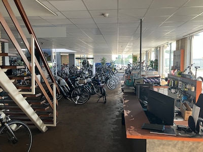 Elektrische fiets oorzaak van brand in fietsenwinkel op Urk? ‘Daar denk je al snel aan’