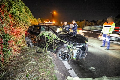 Automobilist knalt tegen geluidswal bij oprit A28 in Amersfoort