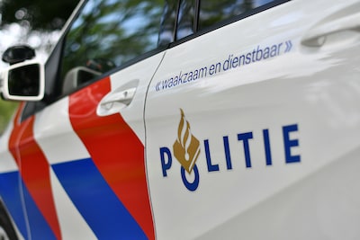 Nepagent (19) verbergt zich in schuur, tot de échte politie 