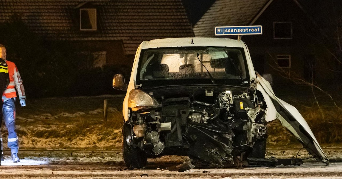 Winterse omstandigheden hinderen bezorging krant, bezorger gewond