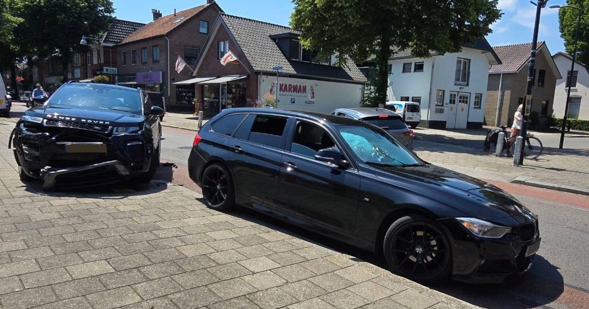 Flinke schade na botsing tussen twee auto's op Koninginnelaan in Apeldoorn