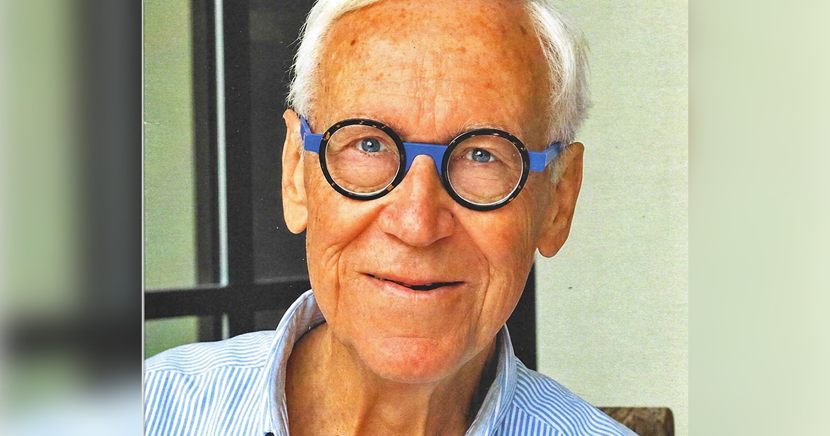 Adri (1942-2026) met zijn markante blauwe bril bedacht de huisstijl van theater Flint en het jazzfes