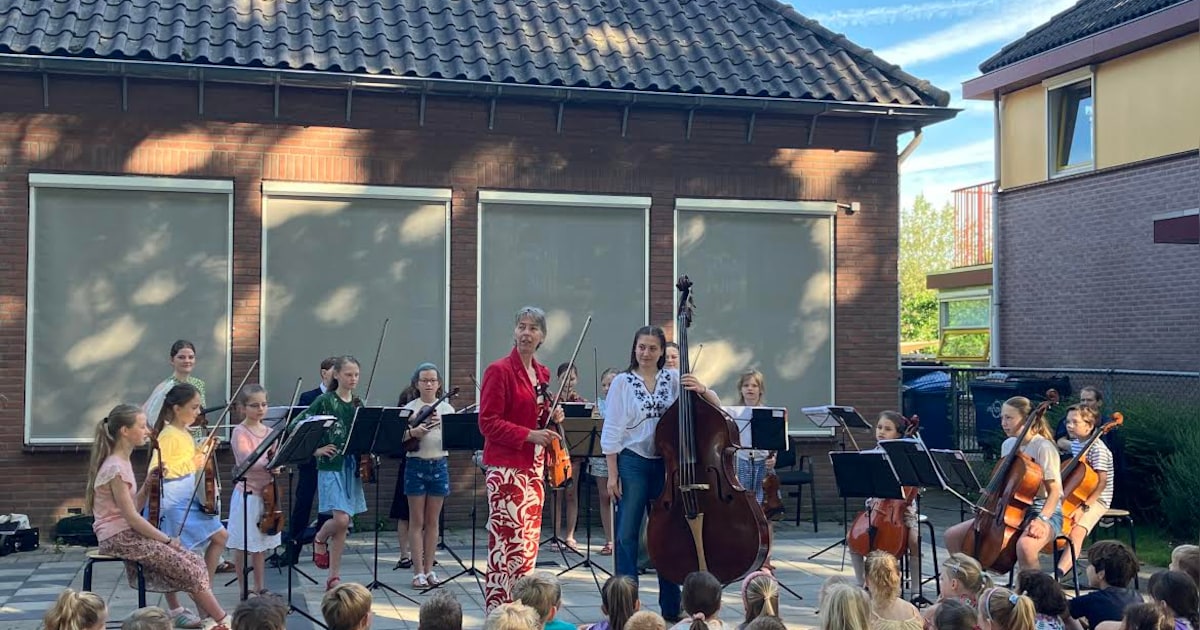 Vioolleerlingen spelen samen tijdens concert in de Gudulakerk in Lochem