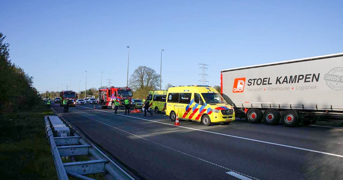 Ongeval met auto en vrachtwagen op A50, snelweg tussen Hoenderloo en Arnhem deels afgesloten