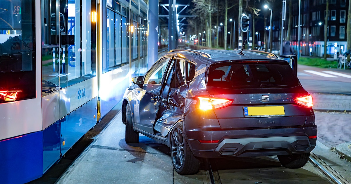 Flinke schade na botsing tussen tram en auto in Amsterdam