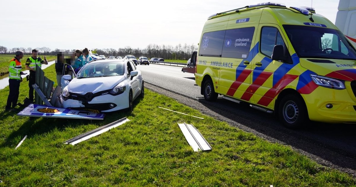 Auto ramt verkeersbord naast de A28 bij Rouveen