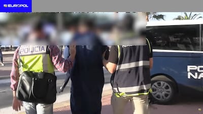 الشرطة الإسبانية تضبط عصابة تهريب كبيرة: اعتقال 78 شخصا بتهمة تهريب المهاجرين والمجرمين والأسلحة