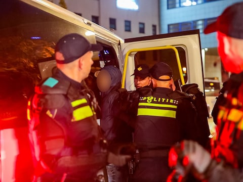 De politie verricht een aanhouding bij de demonstratie tegen twee azc's in Amersfoort.