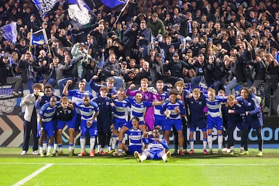 Mede dankzij het creatieve idee van middenvelder Thijs Oosting kan PEC Zwolle opgelucht ademhalen