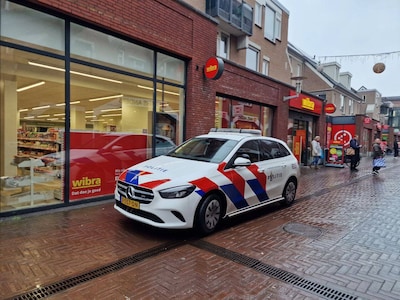 Politie zoekt man met panty op hoofd na winkeldiefstal in Apeldoorn: ‘Niet zelf benaderen’