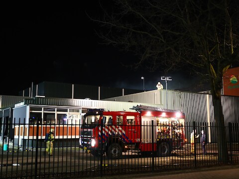 Wezep - De hulpdiensten zijn vannacht wederom  uitgerukt voor een bedrijfsbrand bij Plukon aan de Industrieweg in Wezep.