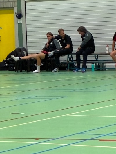 Handballers Artemis winnen weer, maar verliezen aanvoerder Sam de Vries: ‘Ik heb nog nooit zoveel pi
