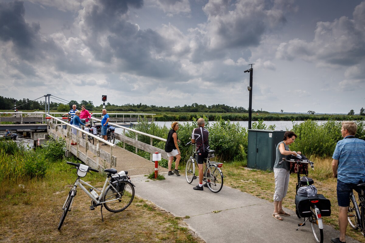 Fietsers kunnen niet over de brug bij vakantiepark Bodelaeke in Giethoorn.
