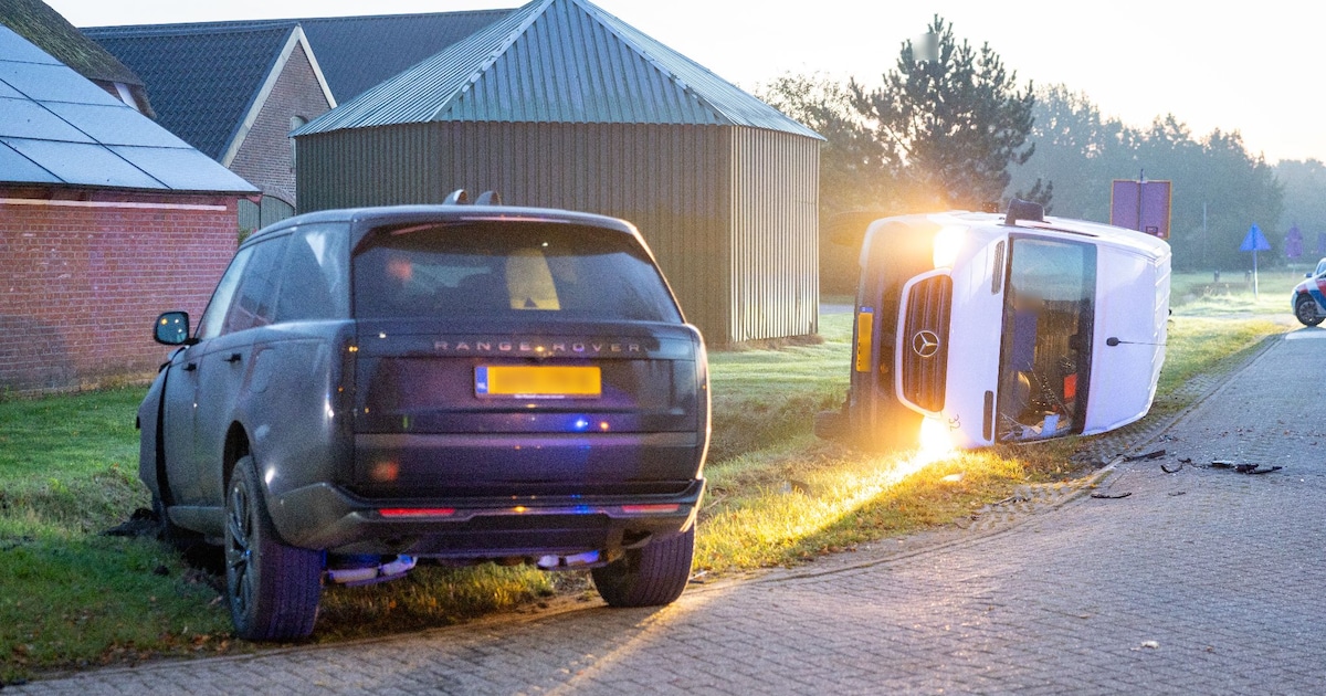 Bestelbus op de kant bij botsing in Ommen