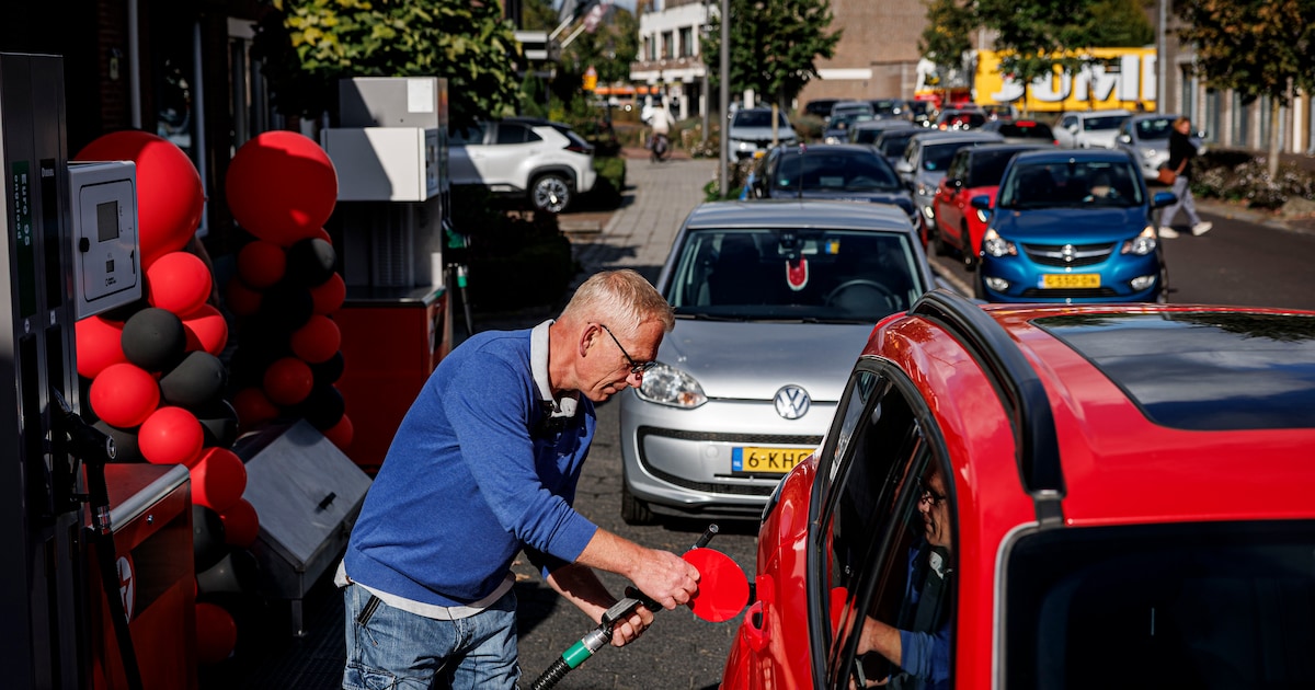 Roy (56) is het spuugzat en gooit zijn benzineprijs omlaag: ‘Zelfs mijn ...