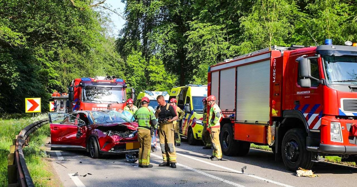 Veel schade na harde botsing op N344 in Apeldoorn