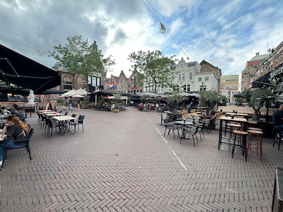Grote schrijver Herman Kock liep over de Korenmarkt, onderweg naar Het diner