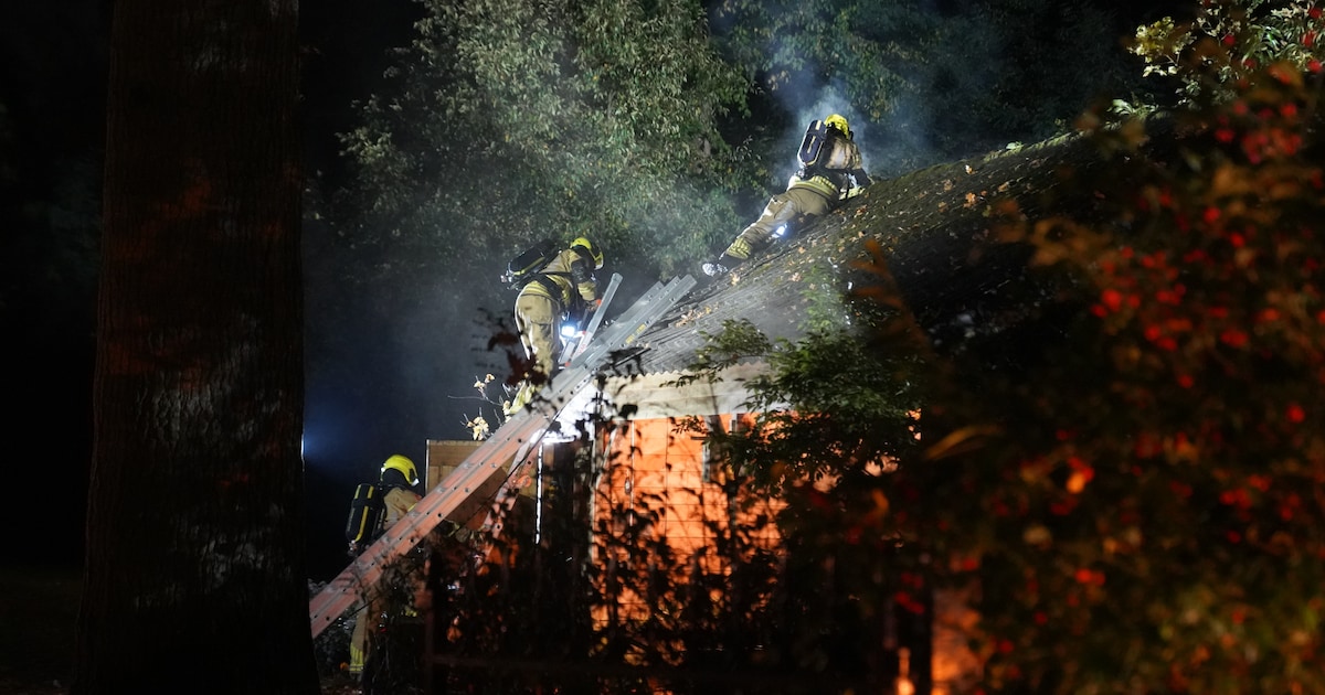 Barbecue in Schalkhaar loopt uit de hand: schuur in brand, deel van het dak eraf