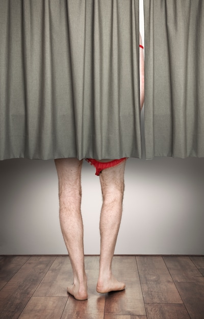 Vieze Italiaanse kriebels van de man die zich bevredigt in het pashokje