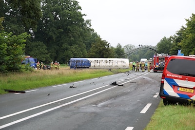 Dode bij zeer ernstig ongeluk: ravage op N-weg, vrachtwagen ForFarmers eindigt in berm