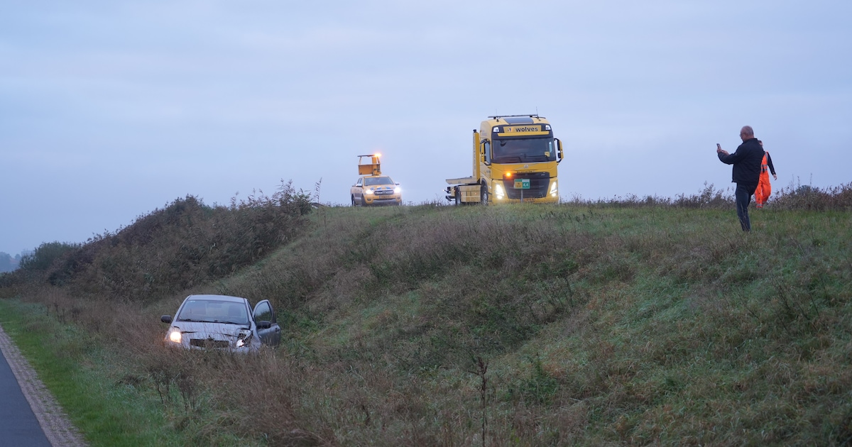 Auto rijdt dijk af na ongeluk tussen Zwolle en Hasselt.