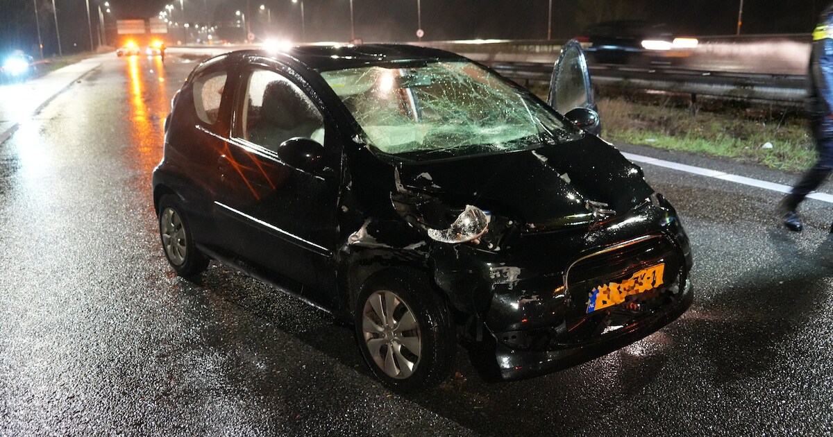 Vrouw botst bij Hattem tegen vangrail die twee afritten op snelweg scheidt