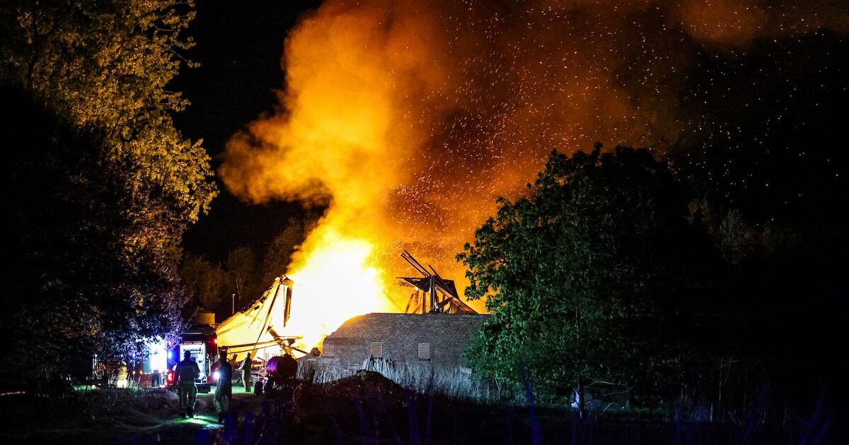 Hoge vlammen bij brand in schuur aan de Verlengde Scheperweg in Klazienaveen