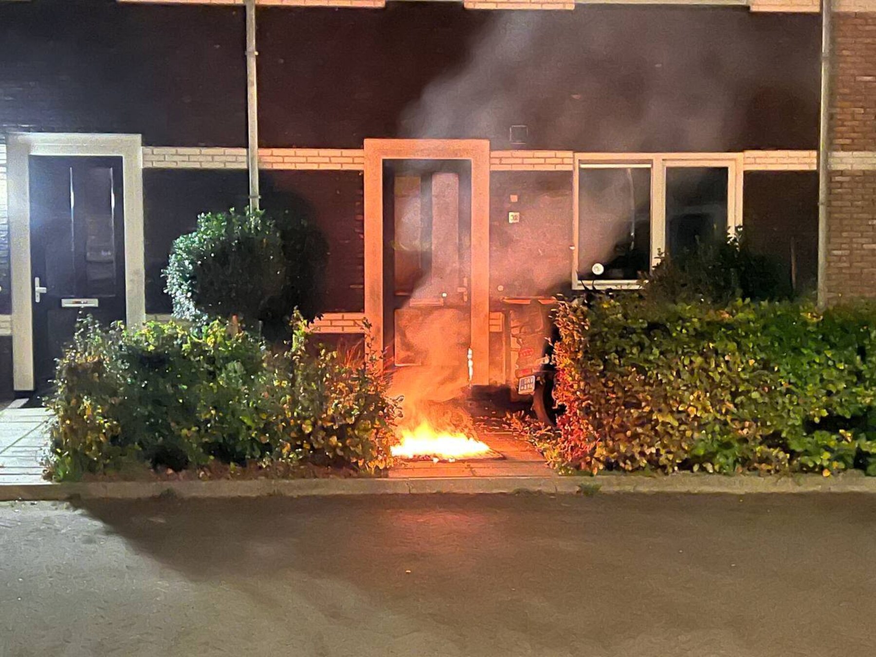 De explosie veroorzaakte schade aan de voordeur.