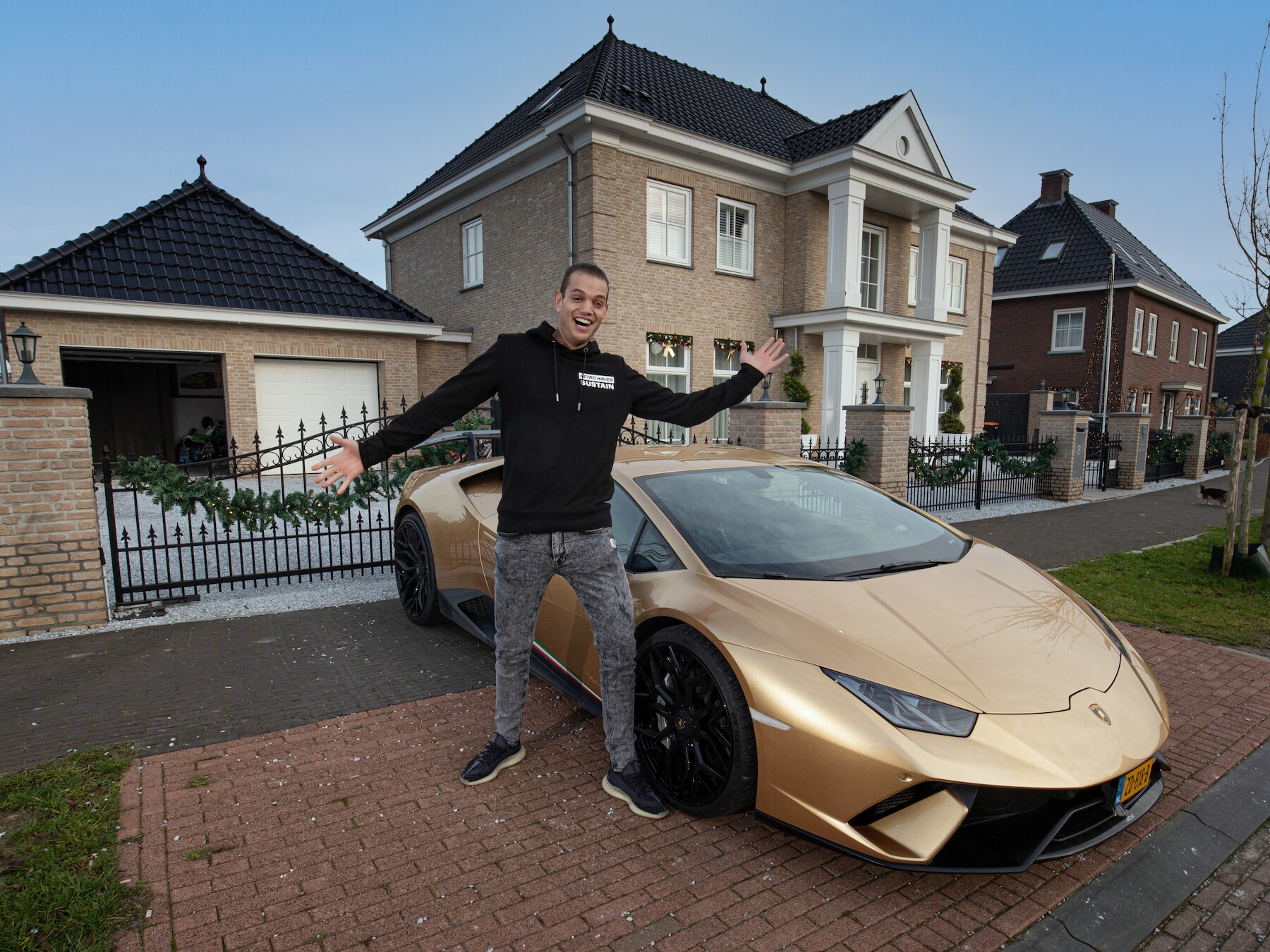 Chahid Charrak (30) uit Zeewolde haalde als kind alleen zijn veterstrikdiploma. Tegenwoordig is deze jonge man eigenaar van zes bedrijven in de sanitair- en tegelbranche en rijdt hij in een Lamborghini en woont in grote villa.
