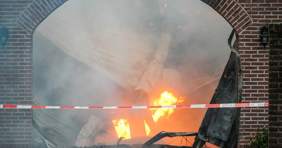 Schuur achter woning volledig verwoest door brand in Emmer-Compascuum