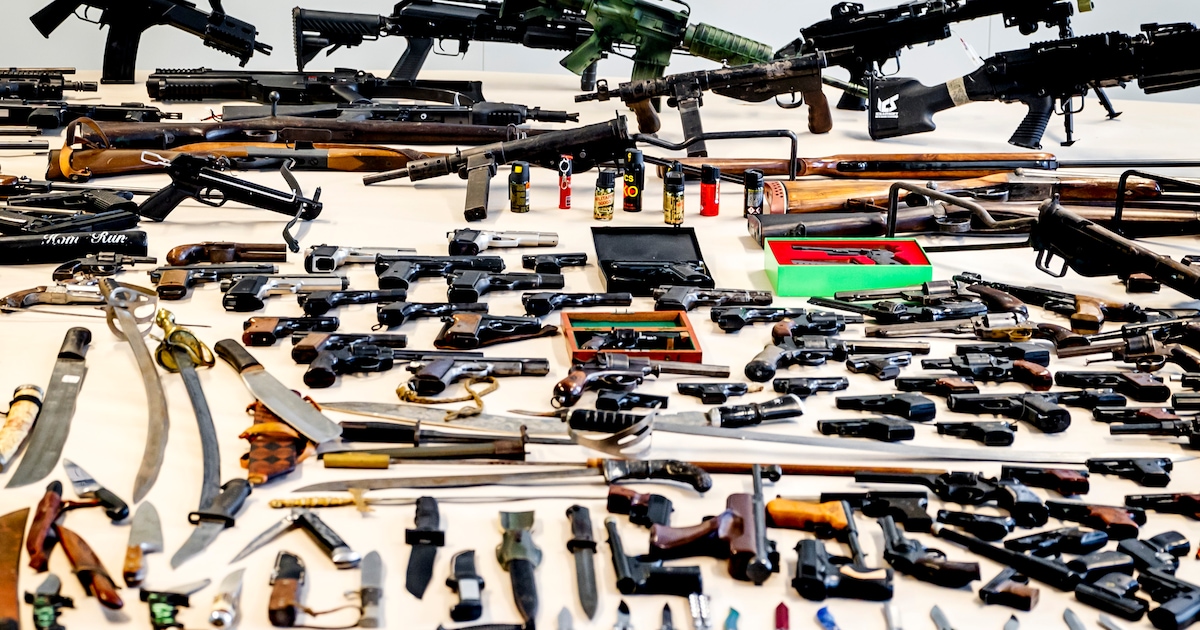 Marcel (62) schrikt zich te pletter als de politie zijn wapens in beslag neemt: ‘Ik ben geen crimine