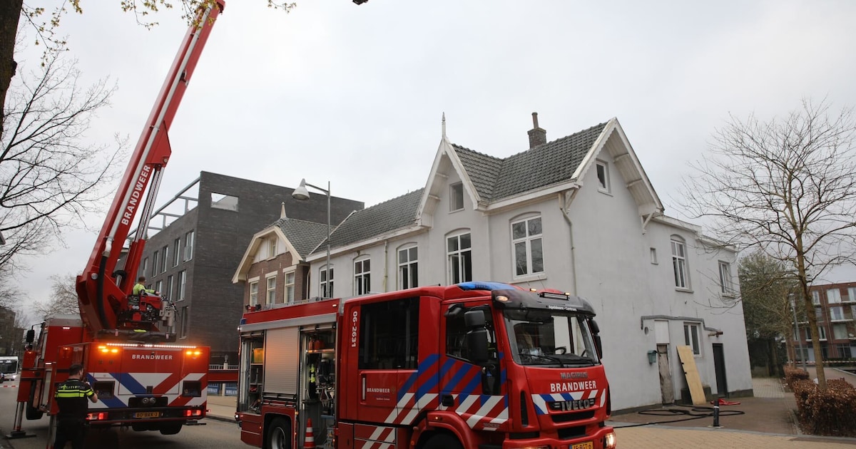 Brand op zolder van leegstaand pand in centrum van Apeldoorn: drukke straat afgesloten