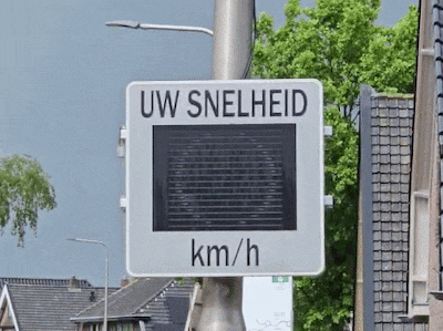 Een smiley geeft aan of je te hard rijdt, maar werken deze verkeersborden ook?