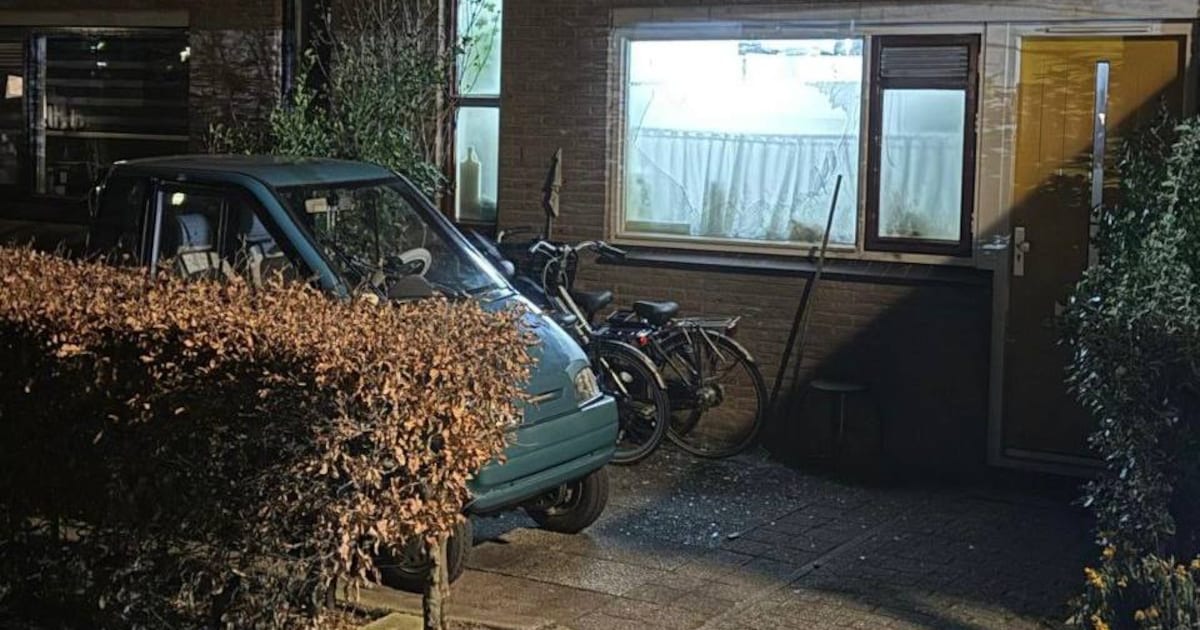 Raam sneuvelt door explosie in Almere, politie vindt vuurwerkresten