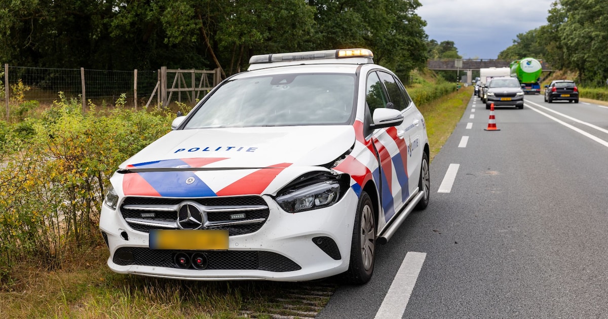 Kop-staartbotsing tussen drie auto's op Varsenerdijk in Ommen