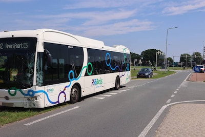 Lijnbus en auto botsen op Rijksweg in Voorthuizen