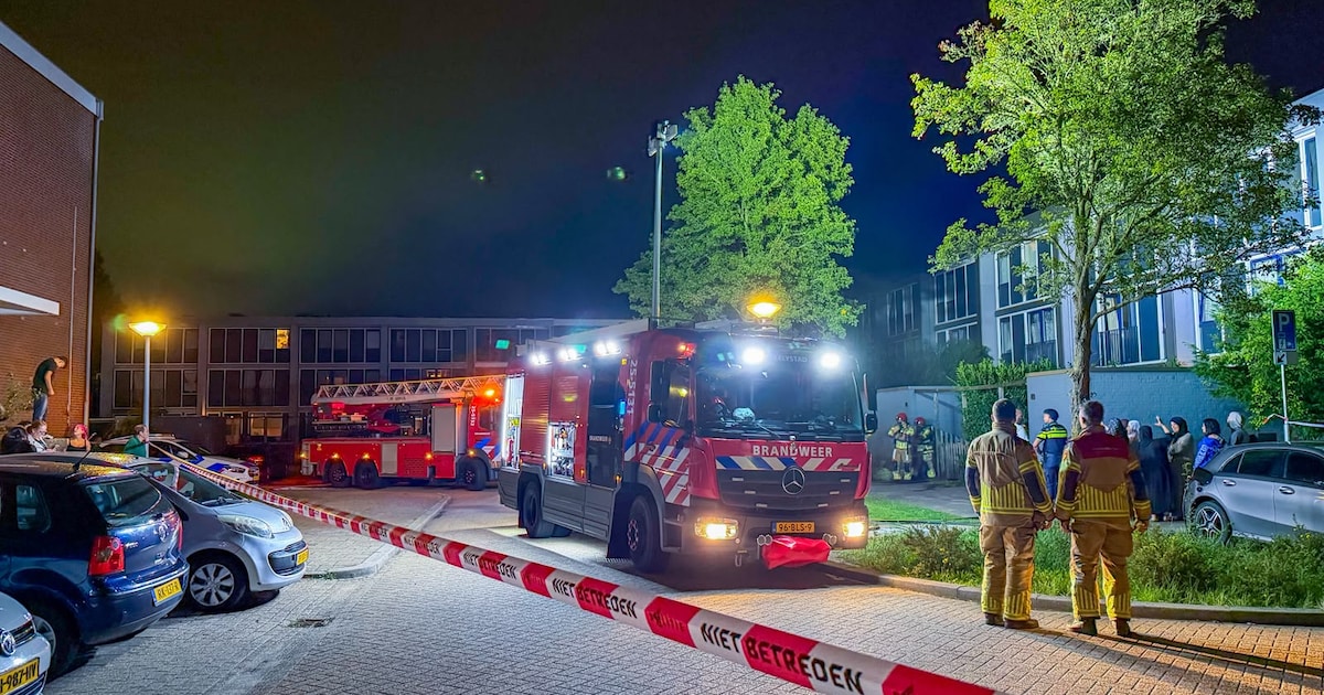 Woningbrand aan Het Spiek in Lelystad, bewoners op tijd naar buiten