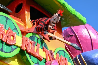 KIJK | Sallandse Carnavalsoptocht Raalte: van enorme wagens tot eenlingen