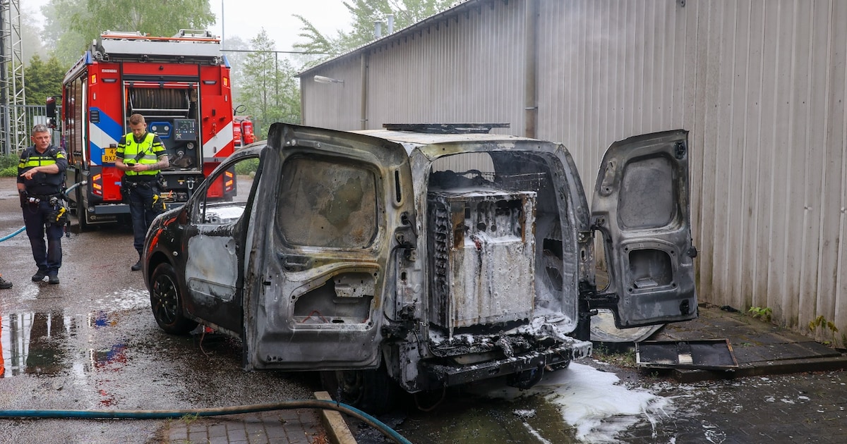 Bestelbus vliegt in brand bij padelclub in Blaricum, gebouw loopt lichte schade op