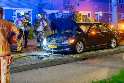Forse schade aan geparkeerde auto na nachtelijke brand in Deventer