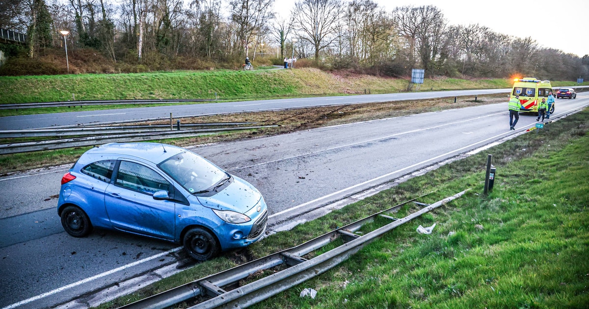 Auto schiet door middenberm op N391 in Emmen, rijstrook afgesloten