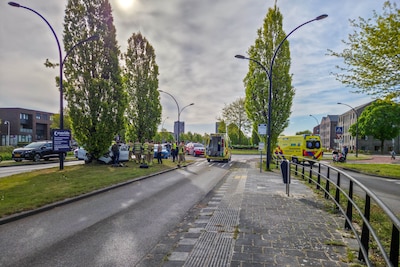 Auto botst frontaal tegen boom bij Rotonde 7 in Amersfoort