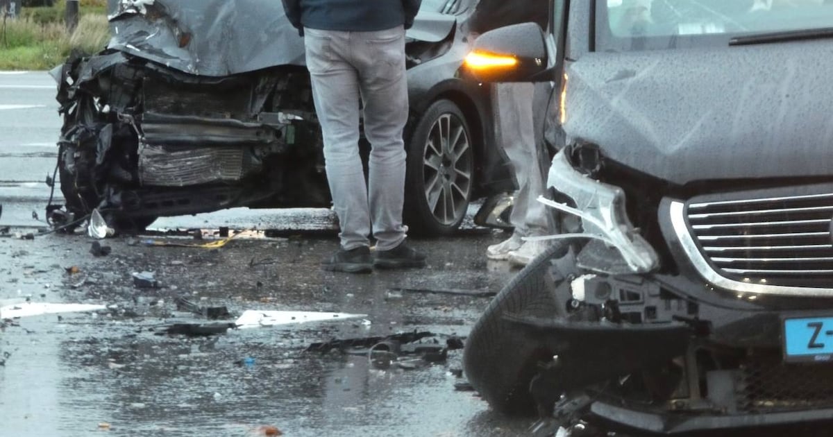Veel schade bij ongeluk tussen twee auto’s op Weezenbeeksingel in Almelo