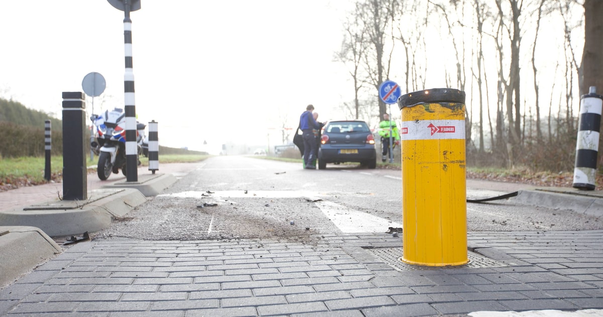 En weer is het zover: auto raakt zwaar beschadigd door verzinkbare paal langs N35