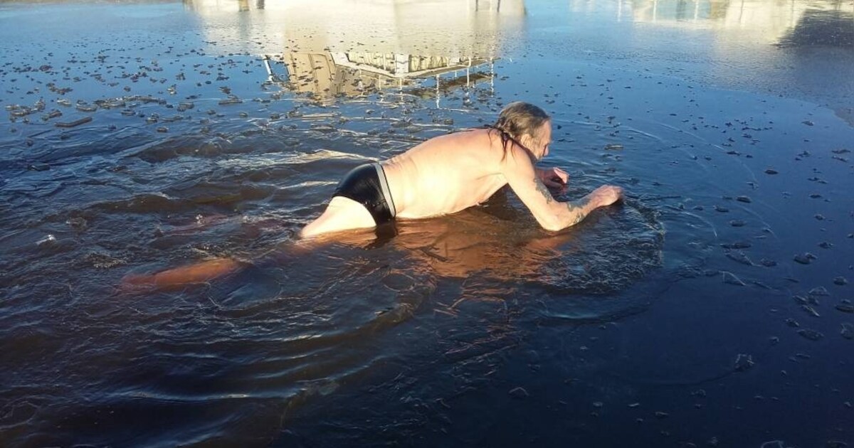 Video | Twee centimeter ijs? 'It giet oan' voor zwemmer Hilbert (72)