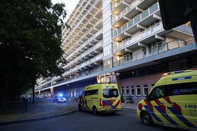 Man in been geschoten in flatgebouw in Amsterdam-Zuidoost, verdachte op de vlucht