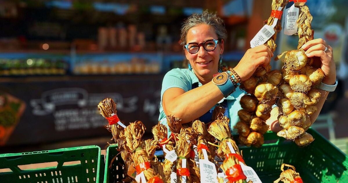 De gerookte knoflookstrengen van Cindy zijn weer terug op de markt