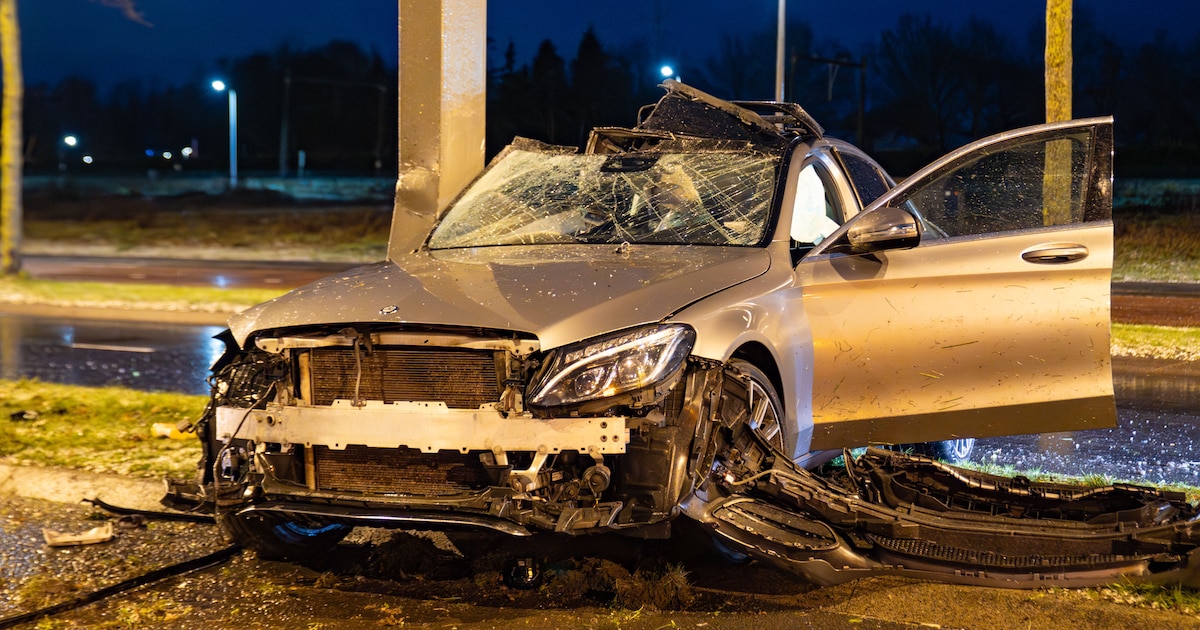 Auto volledig in de prak na botsing tegen paal in Deventer, bestuurder naar het ziekenhuis